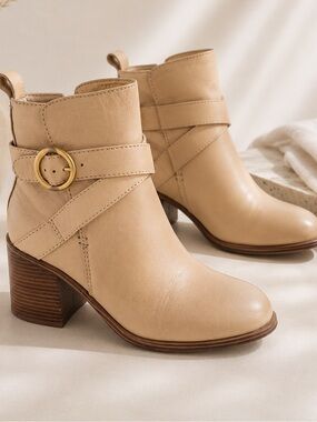 CROWN VINTAGE COURLA LEATHER BUCKLE BOOTIE BEIGE SIZE 8